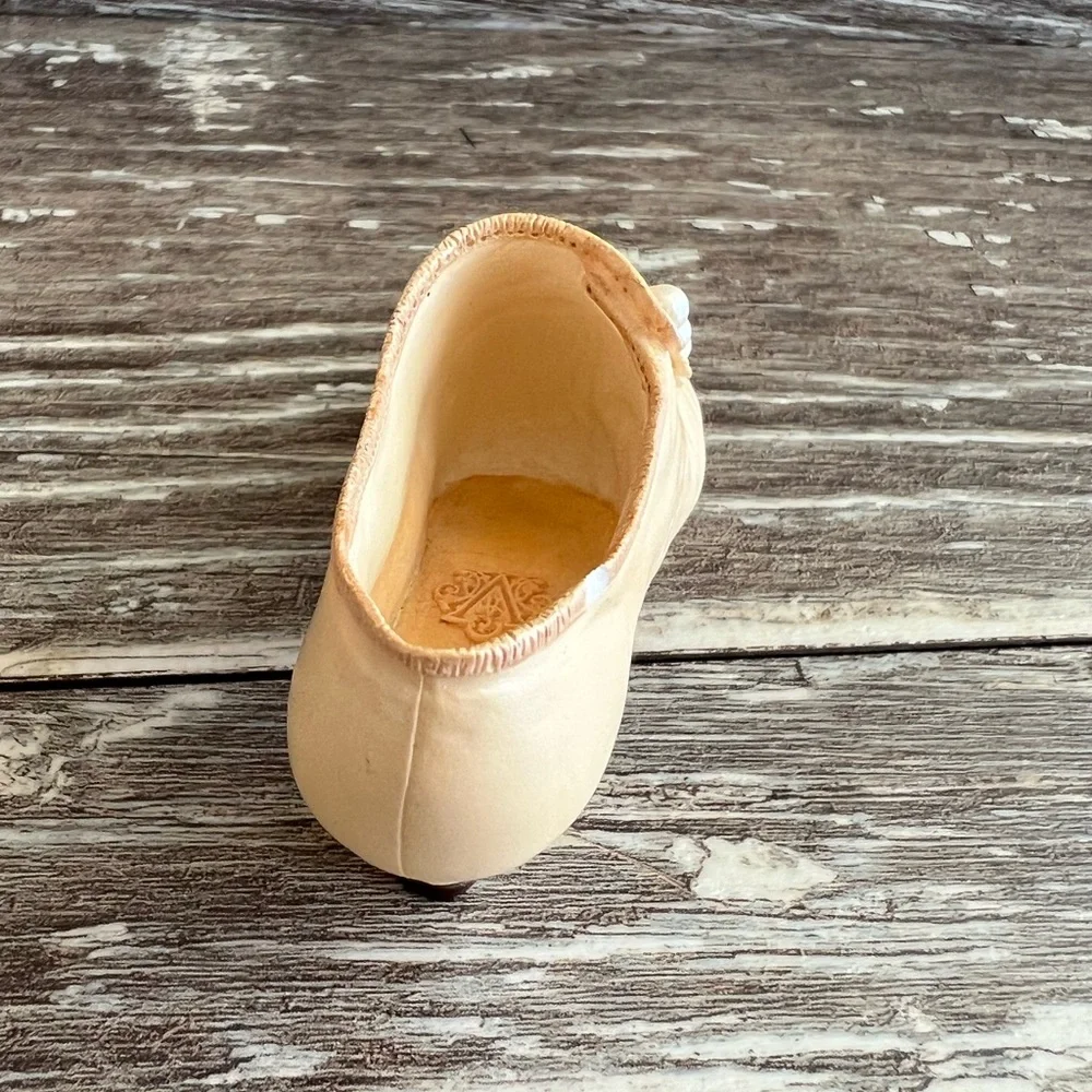 Just The Right Shoe by Raine Sweet‎ Elegance Miniature Cream Pearl Heel #25415